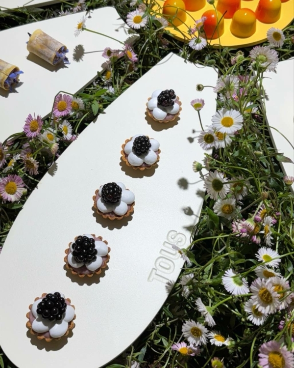 Ромашковый декор на ивенте ювелирного бренда Tous