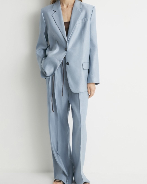 Брючный костюм — беспроигрышная идея для вечернего дресс-кода.