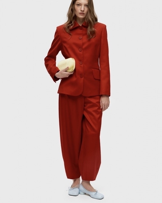 Брючный костюм — беспроигрышная идея для вечернего дресс-кода.