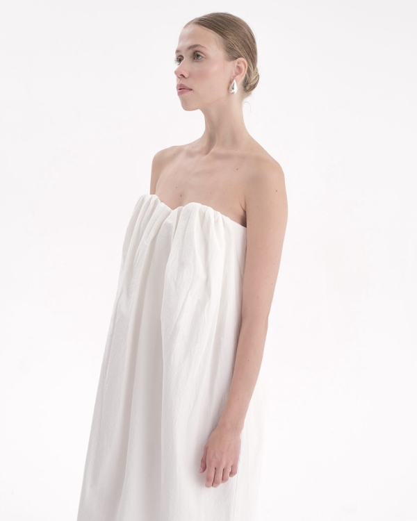 Более расслабленное, но такое же идеальное. Где