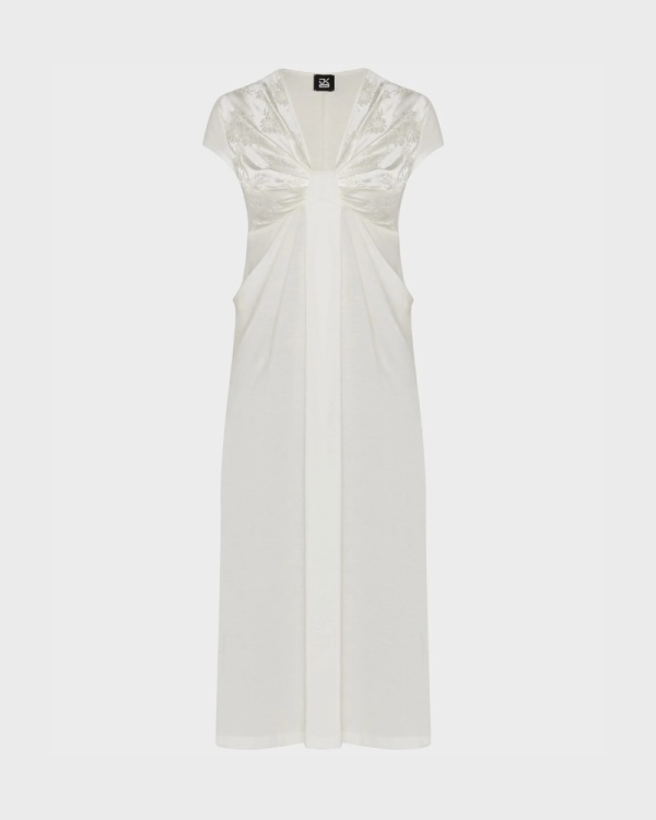 Более расслабленное, но такое же идеальное. Где