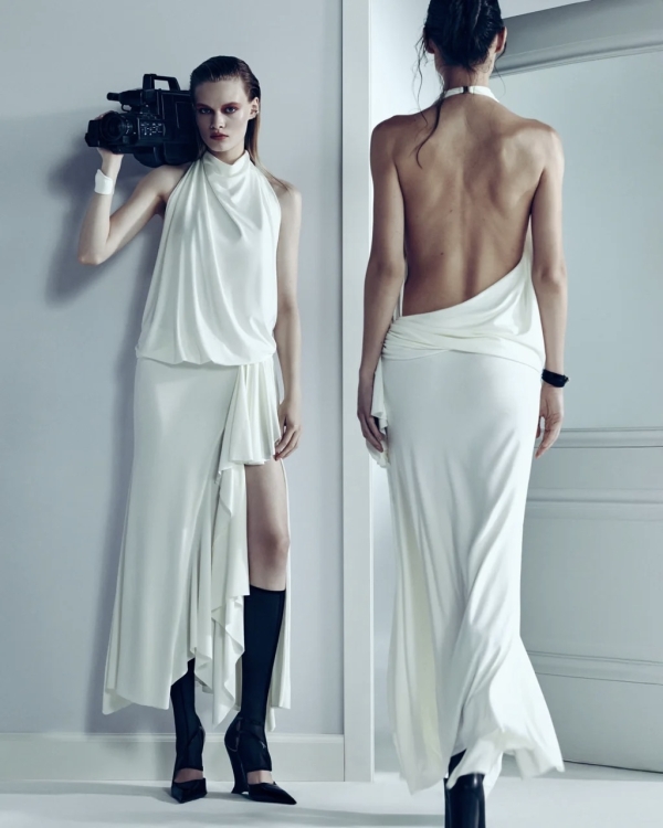 Более расслабленное, но такое же идеальное. Где