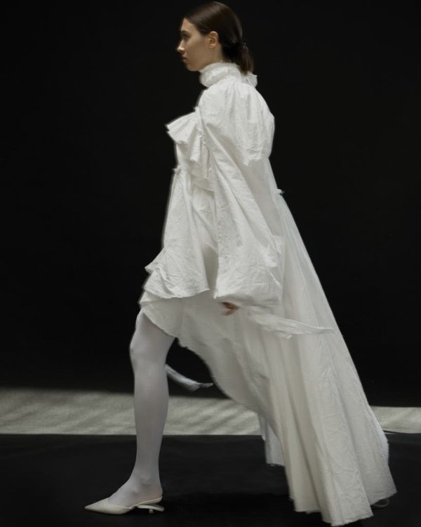 Более расслабленное, но такое же идеальное. Где