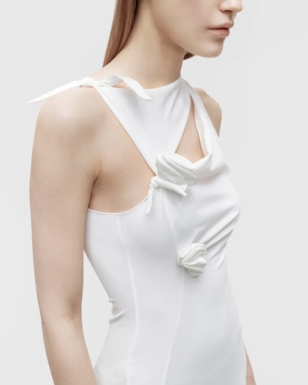 Более расслабленное, но такое же идеальное. Где