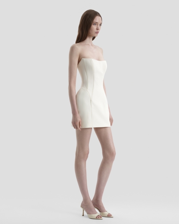 Более расслабленное, но такое же идеальное. Где