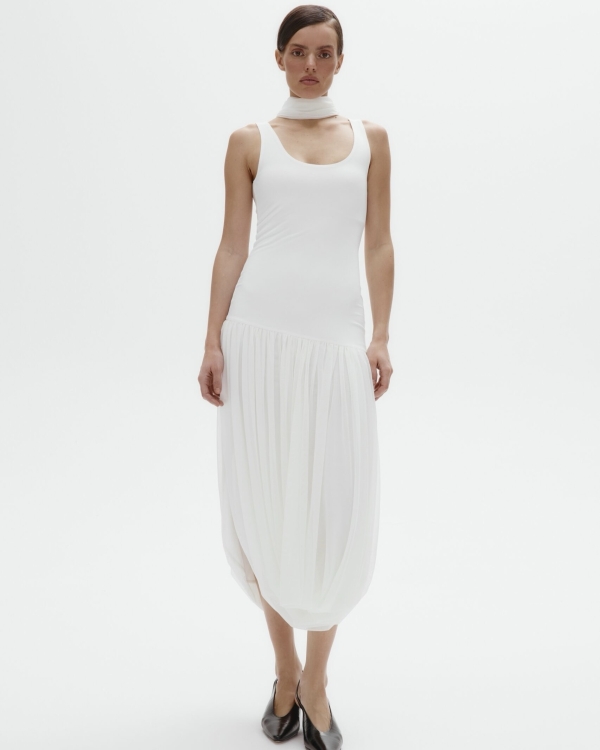 Более расслабленное, но такое же идеальное. Где