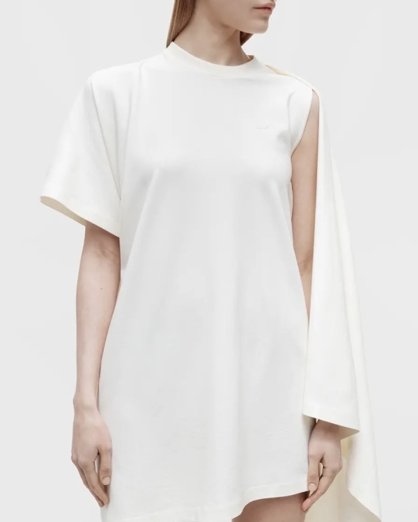 Более расслабленное, но такое же идеальное. Где