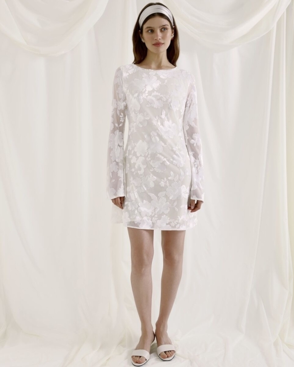 Более расслабленное, но такое же идеальное. Где