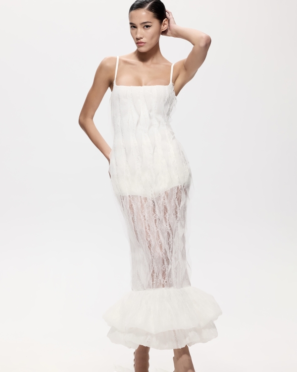 Более расслабленное, но такое же идеальное. Где