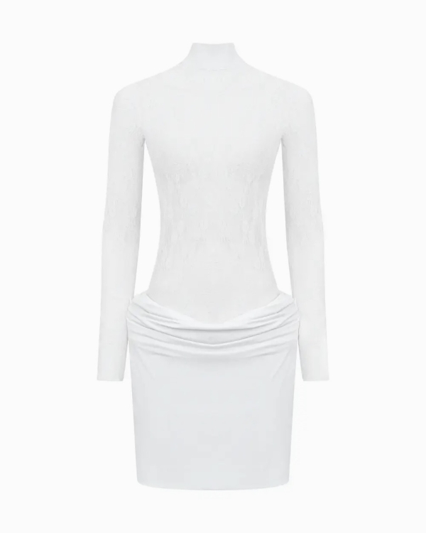 Более расслабленное, но такое же идеальное. Где