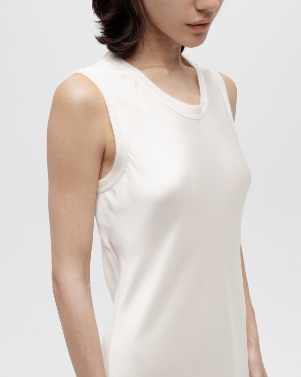 Более расслабленное, но такое же идеальное. Где