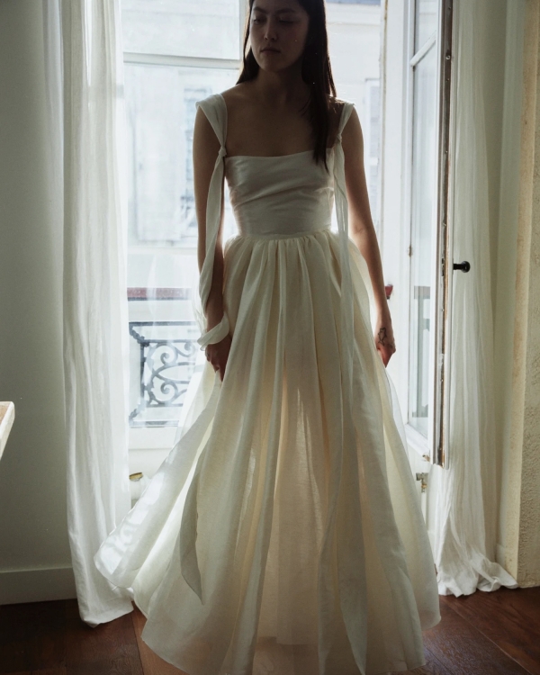 Более расслабленное, но такое же идеальное. Где