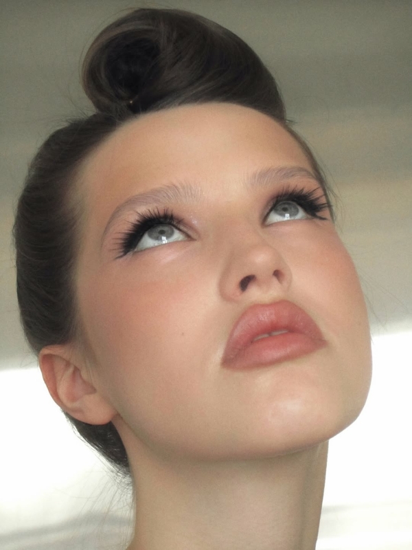 Как у Алексы Деми, с розовыми губами