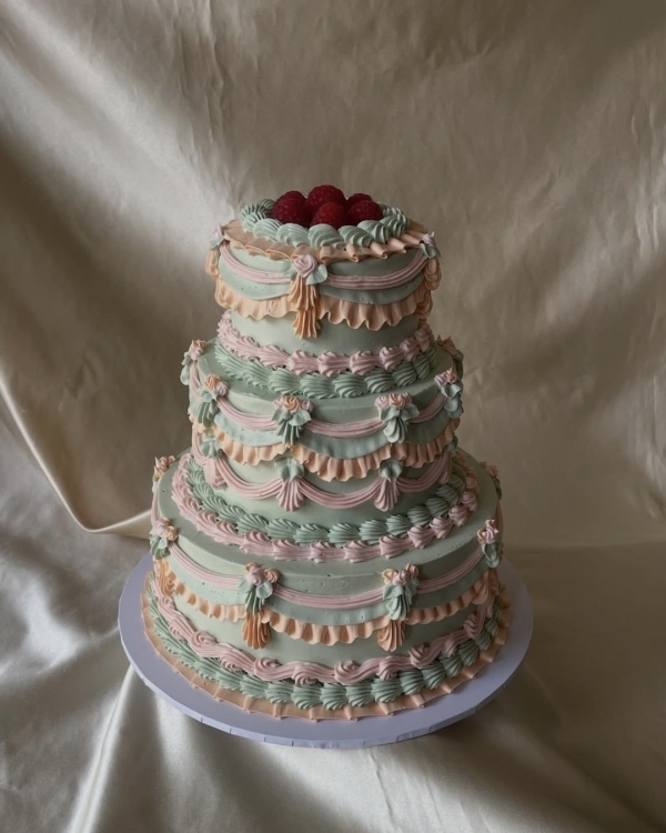 30+ идей декора свадебного торта–2026 в стиле