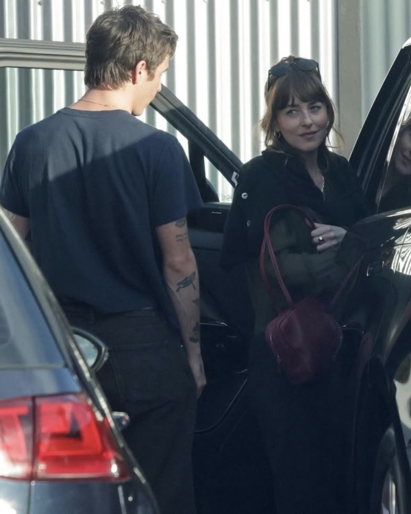 У Дакоты Джонсон новый роман