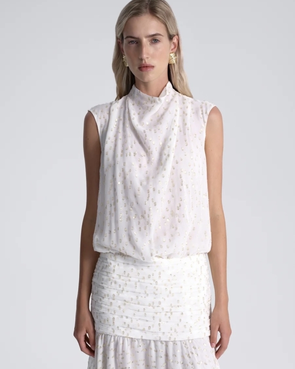 Более расслабленное, но такое же идеальное. Где