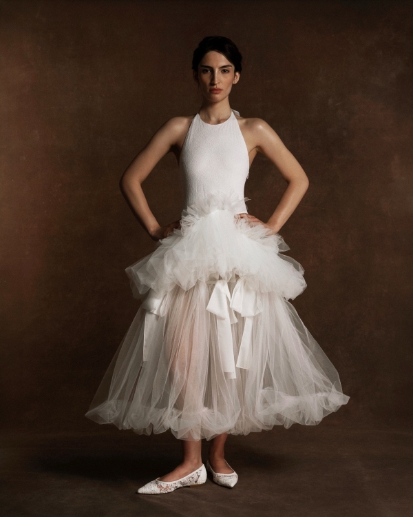 Более расслабленное, но такое же идеальное. Где