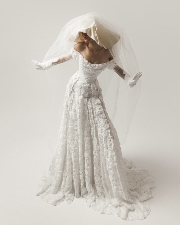 Кружевное свадебное платье — это модно. Нашли