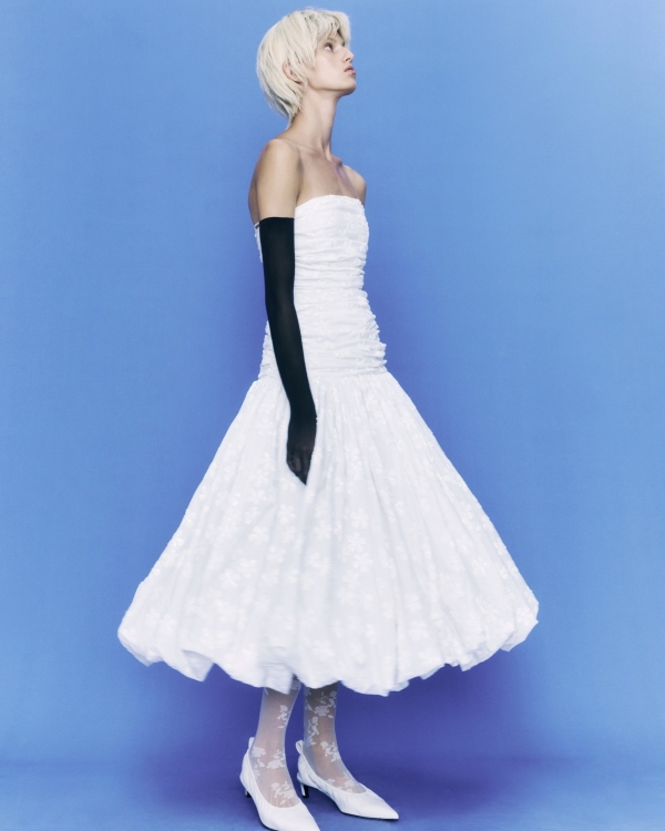 Более расслабленное, но такое же идеальное. Где