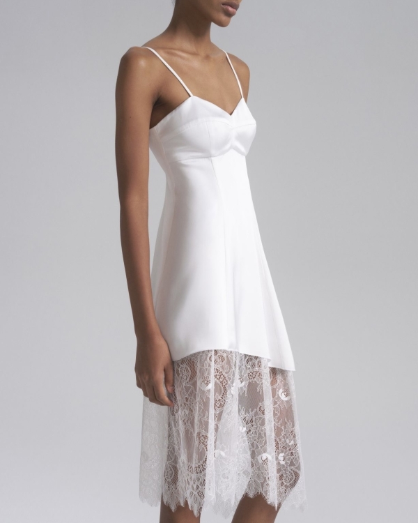 Более расслабленное, но такое же идеальное. Где