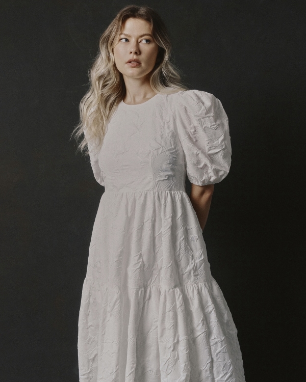 Более расслабленное, но такое же идеальное. Где