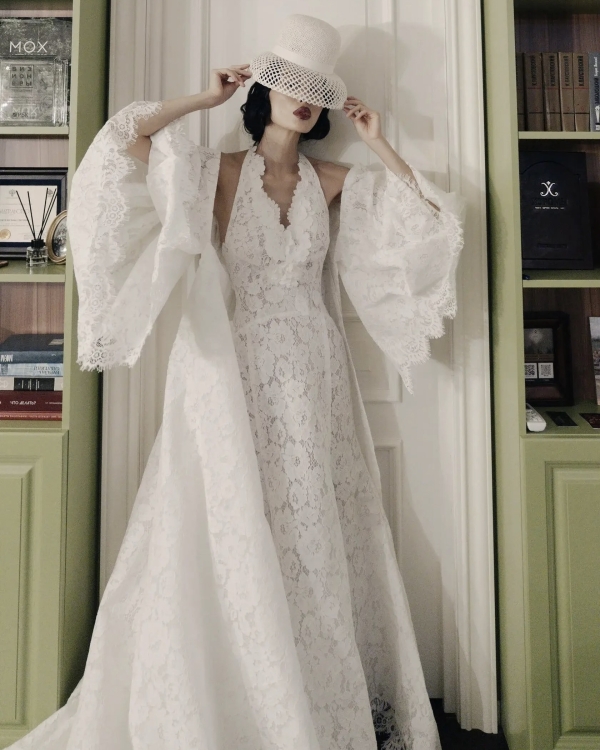 Кружевное свадебное платье — это модно. Нашли