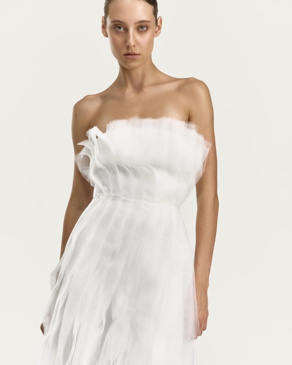 Более расслабленное, но такое же идеальное. Где