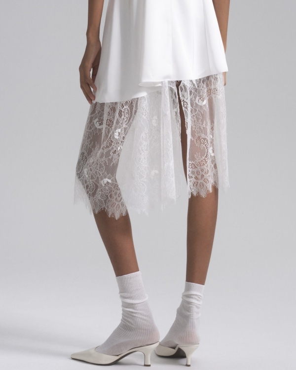 Кружевное свадебное платье — это модно. Нашли