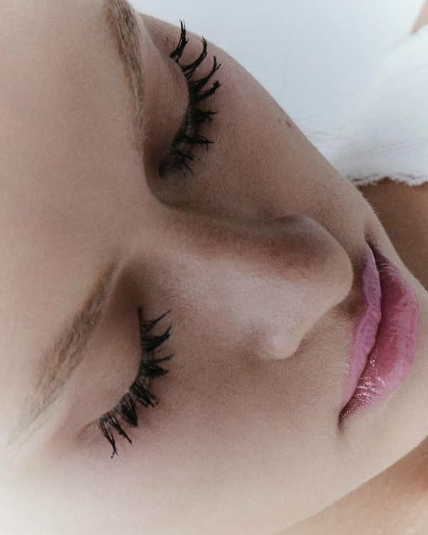 Как у Алексы Деми, с розовыми губами