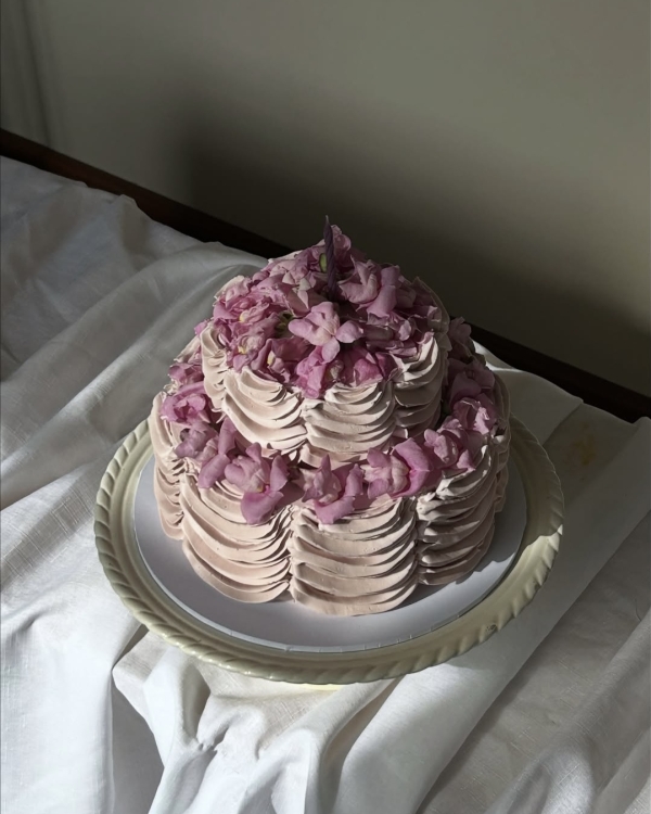 30+ идей декора свадебного торта–2026 в стиле