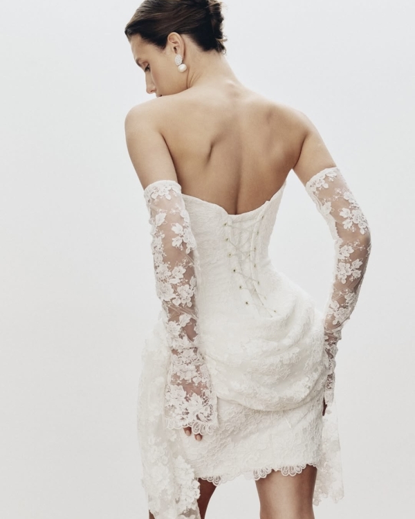 Кружевное свадебное платье — это модно. Нашли