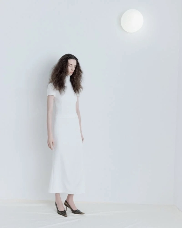 Более расслабленное, но такое же идеальное. Где