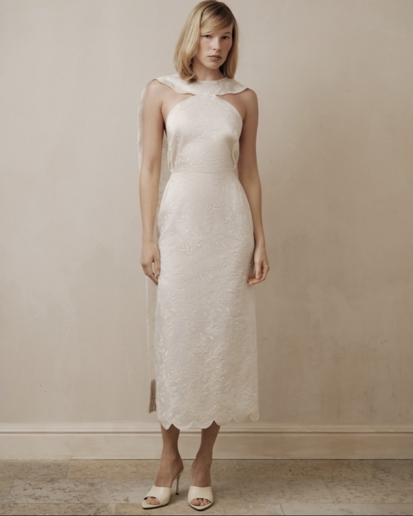 Более расслабленное, но такое же идеальное. Где