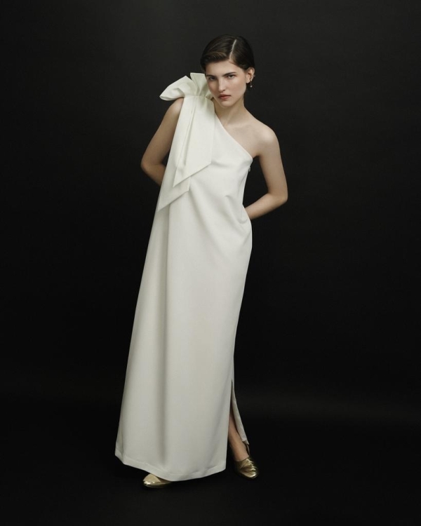 Более расслабленное, но такое же идеальное. Где