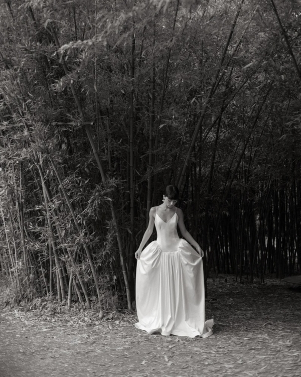 Более расслабленное, но такое же идеальное. Где