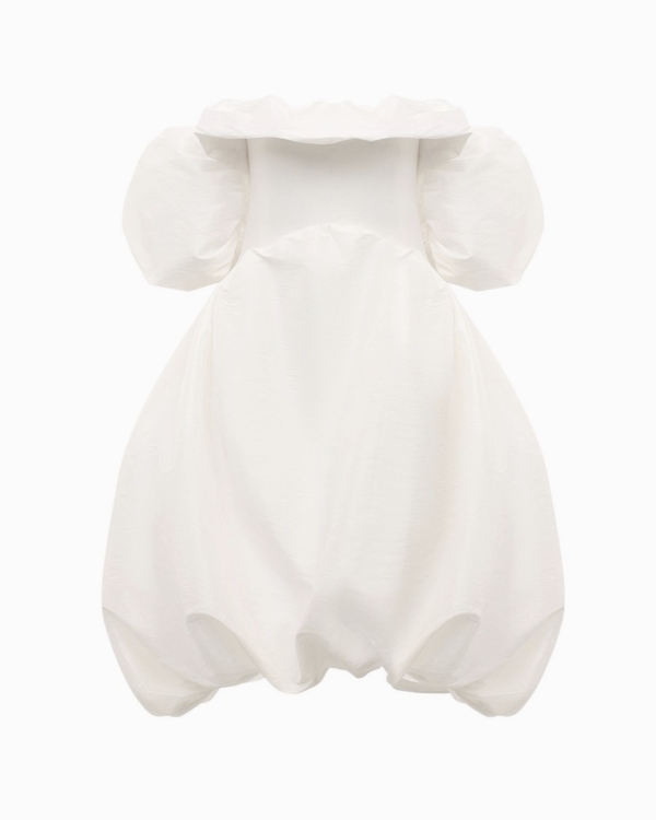 Более расслабленное, но такое же идеальное. Где