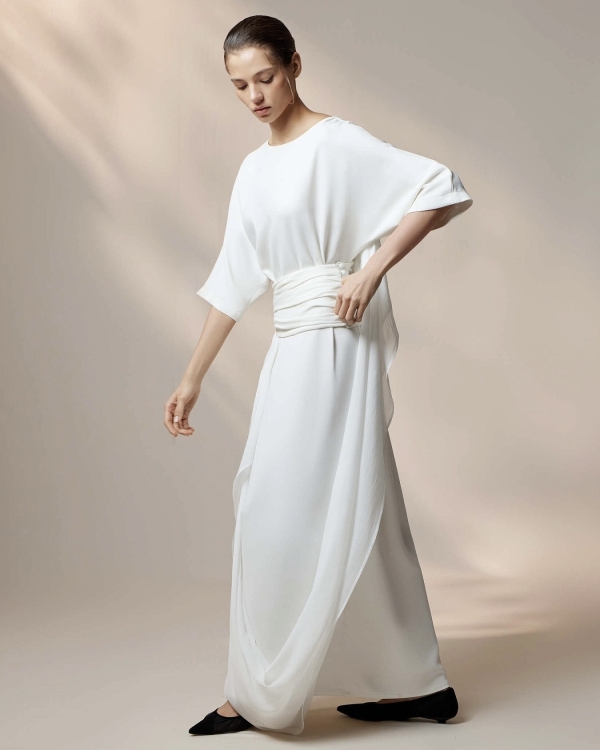 Более расслабленное, но такое же идеальное. Где