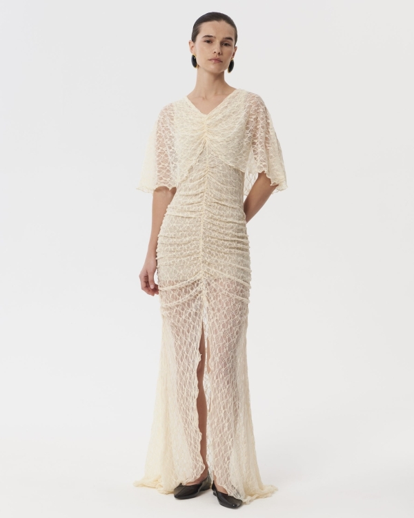 Более расслабленное, но такое же идеальное. Где