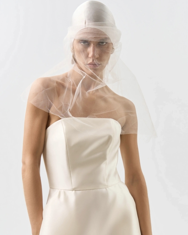 Более расслабленное, но такое же идеальное. Где