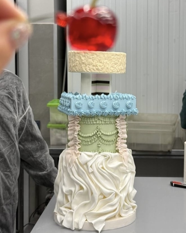 30+ идей декора свадебного торта–2026 в стиле