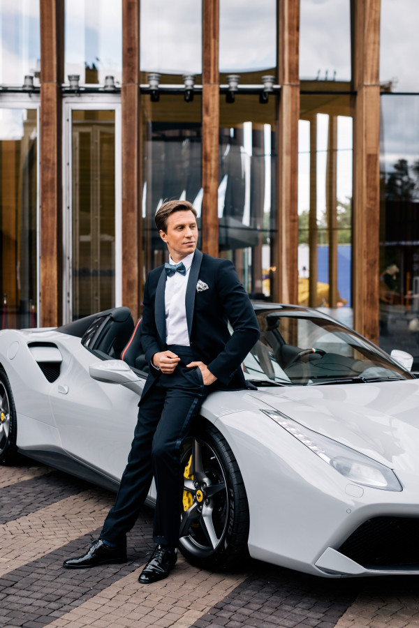 Ведущие Александр Белов