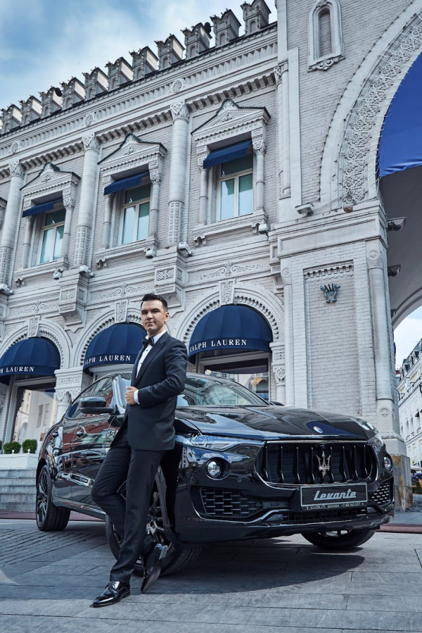 Ведущие Александр Слесарев