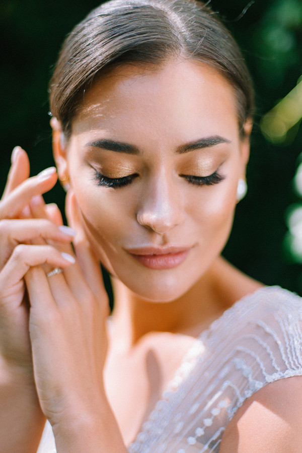 Сияющая кожа — основа свадебного макияжа