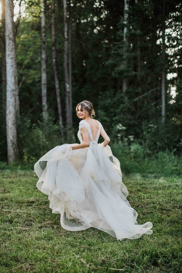 3 свадьбы в лесу среди елей и