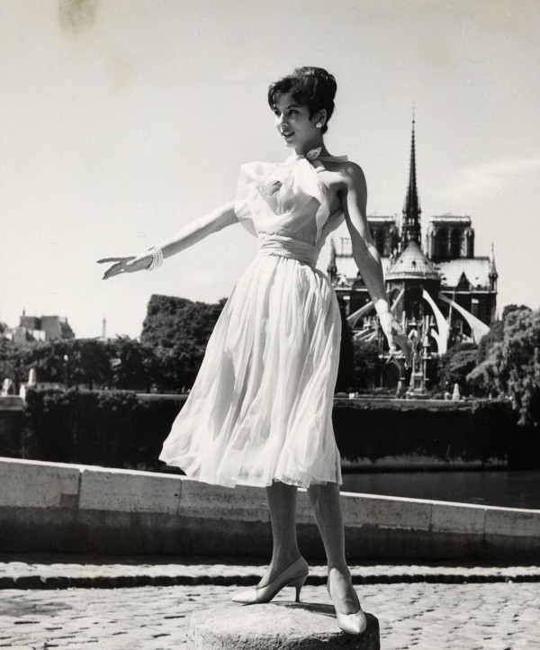 Модные невесты выбирают лодочки Dior на резинке