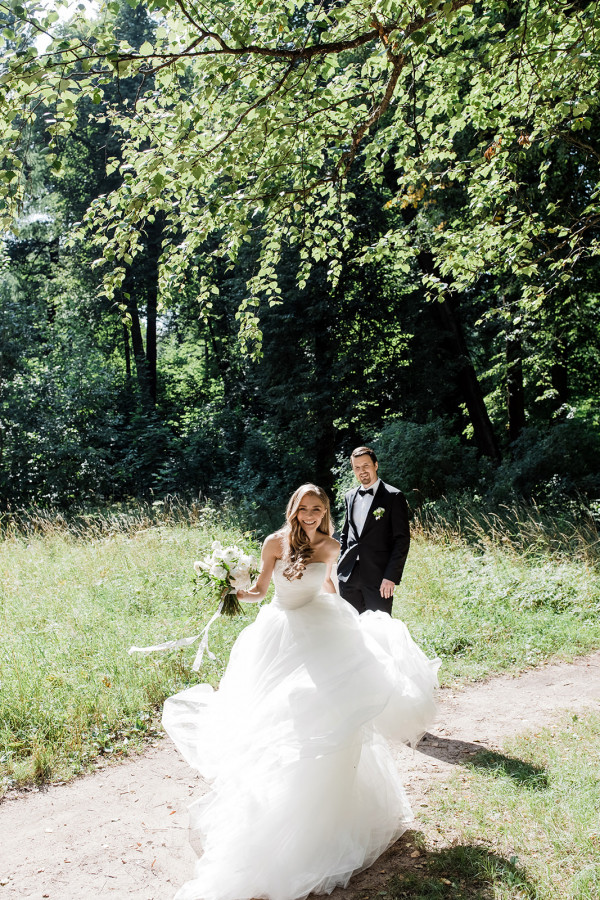 3 свадьбы в лесу среди елей и