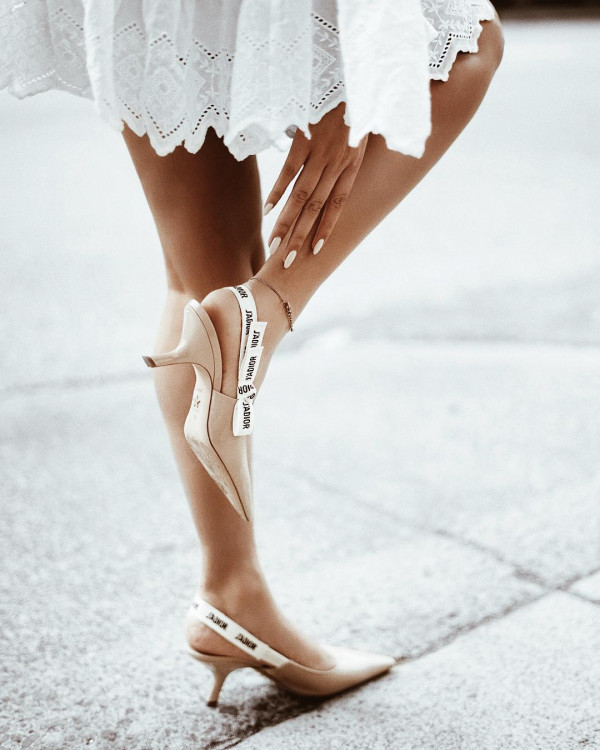 Модные невесты выбирают лодочки Dior на резинке
