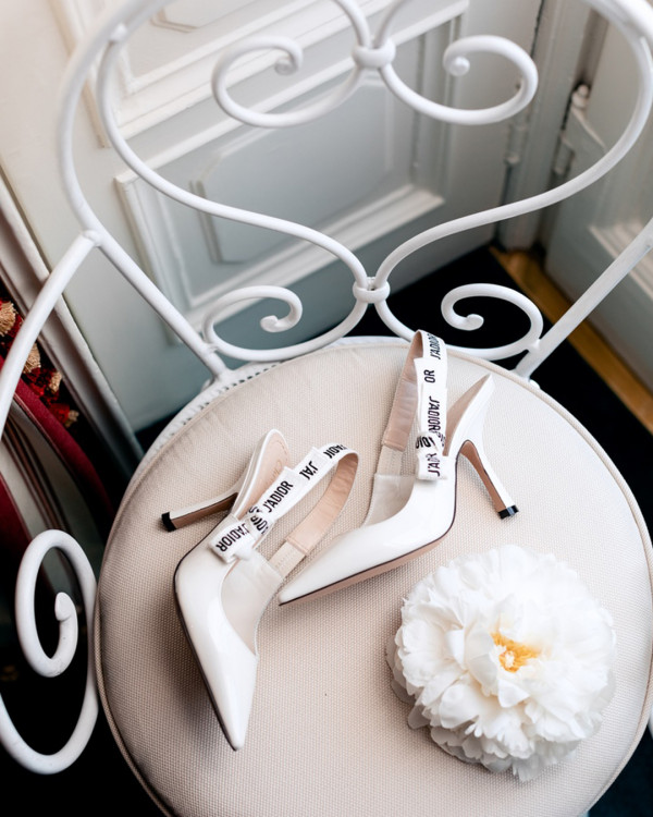 Модные невесты выбирают лодочки Dior на резинке