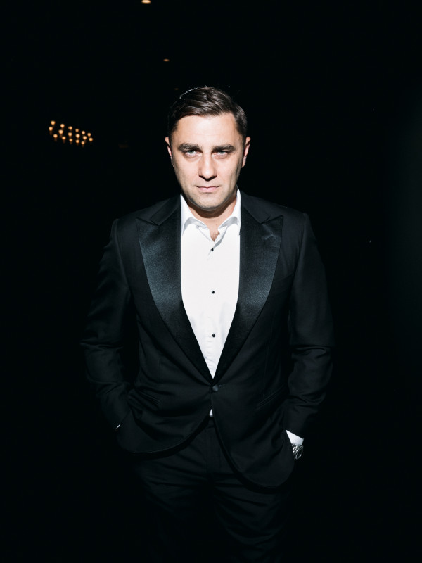 Ведущие Олег Савельев