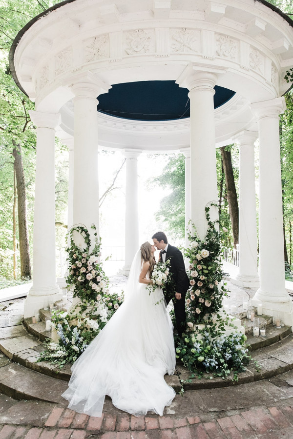 3 свадьбы в лесу среди елей и